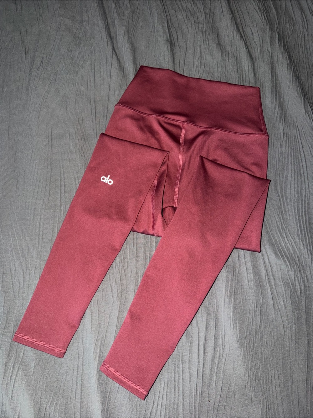 ALO Yoga High-Waist airlift Leggings in metallic raspberry sorbet color - Picture 2 of 3